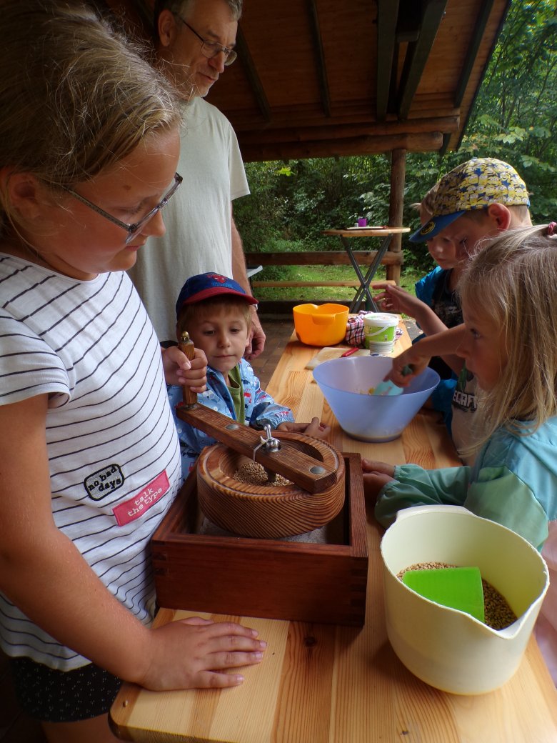 Getreide für die Pfannkuchen mahlen