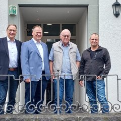 Ortsbürgermeister Axel Spiekermann (2.v.l.) mit ausgeschiedenen Ratsmitgliedern anlässlich der konstituierenden Sitzung am 05.07.2024