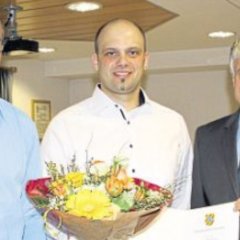 VG-Bürgermeister Klaus Müller (von rechts) gratuliert Dominik John. Die Ernennung übernahm der Erste Beigeordnete Nordhofens, Henning Stumpf